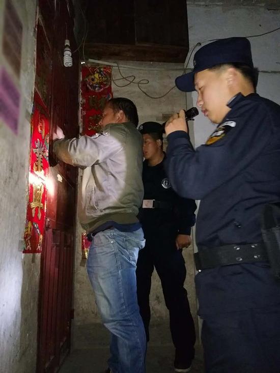 咸宁粗心妈妈误将幼女锁家中 