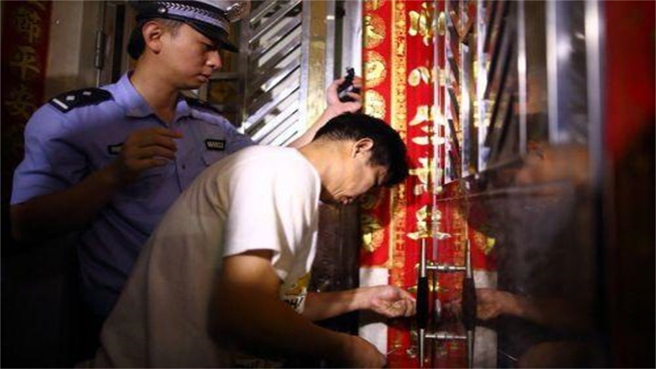 咸宁请开锁师傅开了锁后，师傅